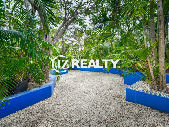 Beautiful jungly garden villa For sale Aruba