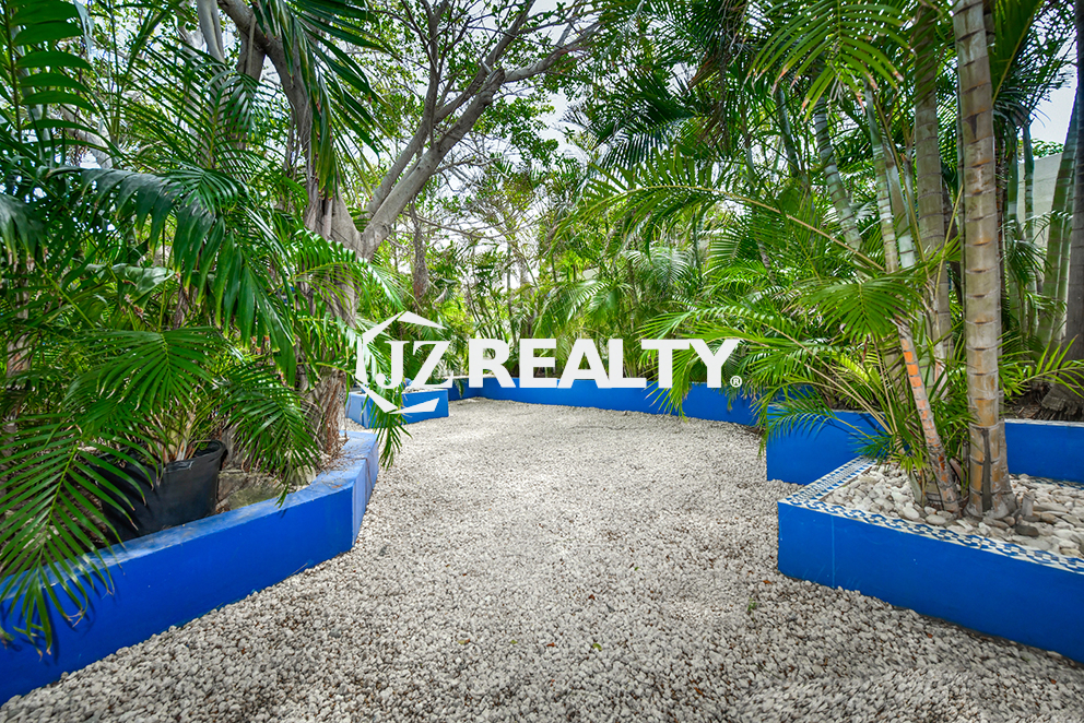 Beautiful jungly garden villa For sale Aruba