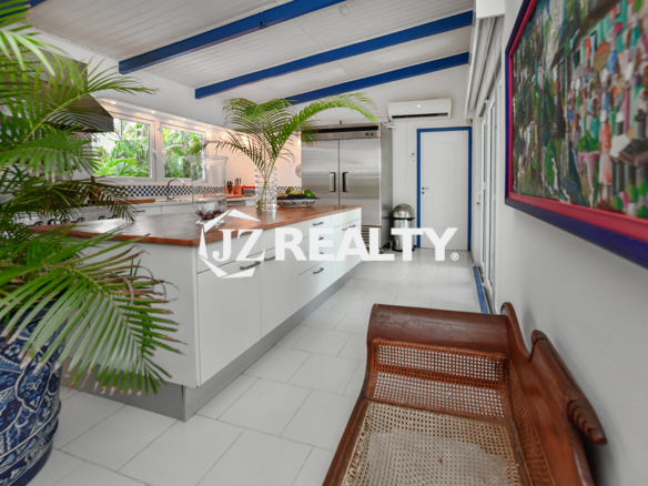 Kitchen 5-bedroom Vila For Sale