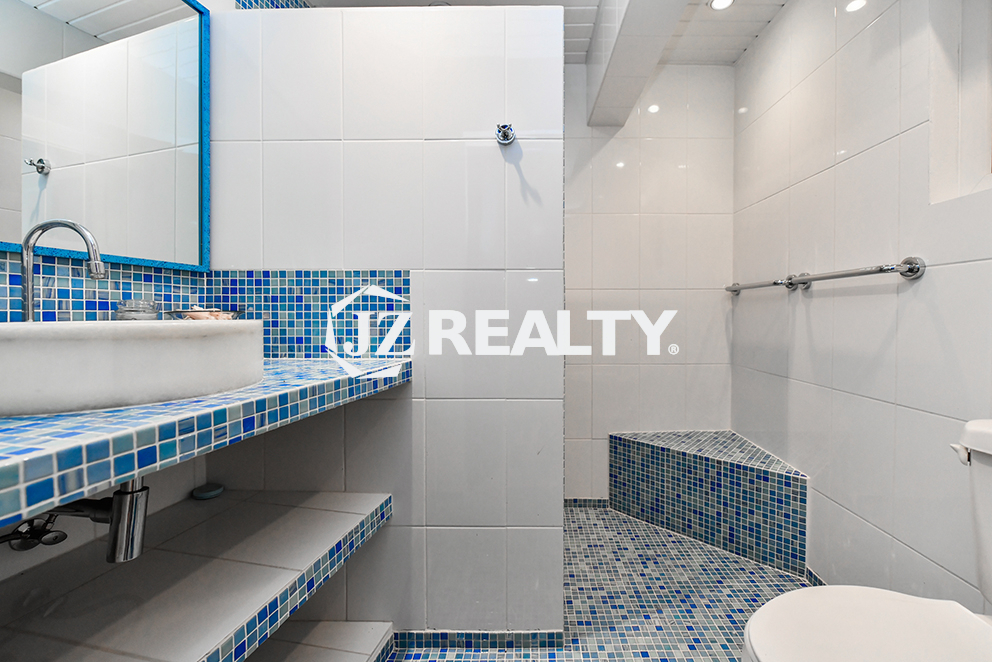 Modern Greek House bathroom Villa Aruba