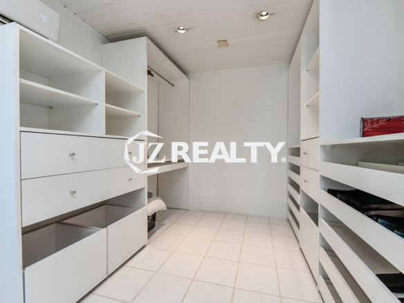 Walking Closet Villa For sale