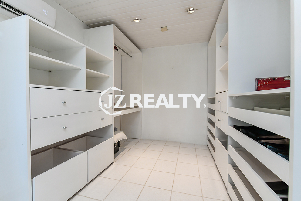 Walking Closet Villa For sale
