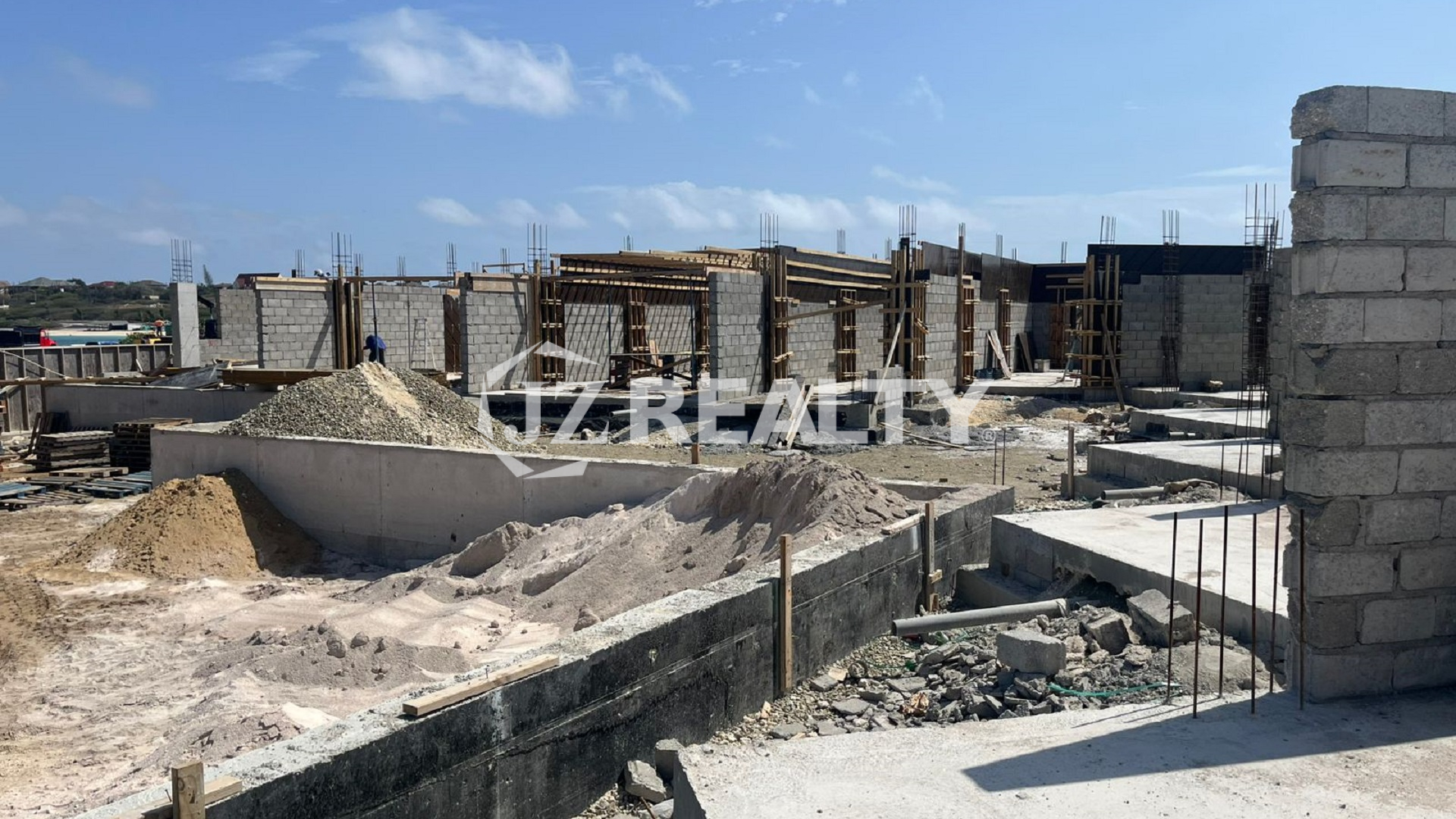Block wall structure advancing on multiple Nanki Aruba units