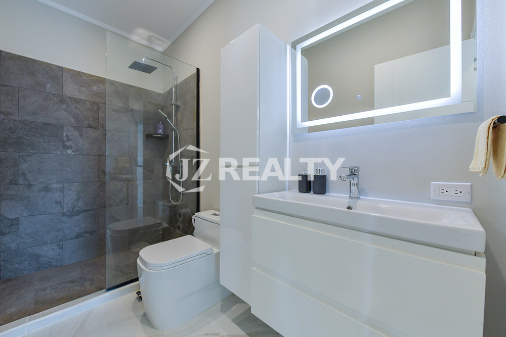 bathroom reina Sophia Residences aruba