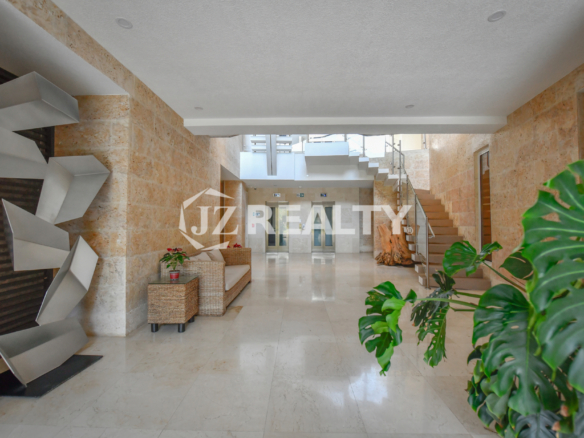 The spacious and elegantly designed lobby at Coral Shell Condo in Aruba welcomes residents with modern architecture and a sophisticated ambiance.