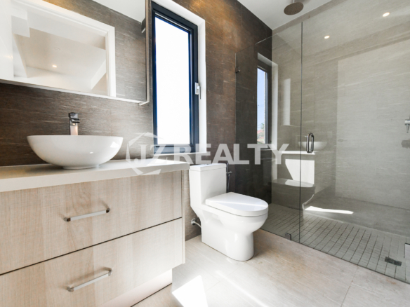 Luxury bathroom with premium finishes and a spacious layout in Coral Shell Condo 1H, Aruba.