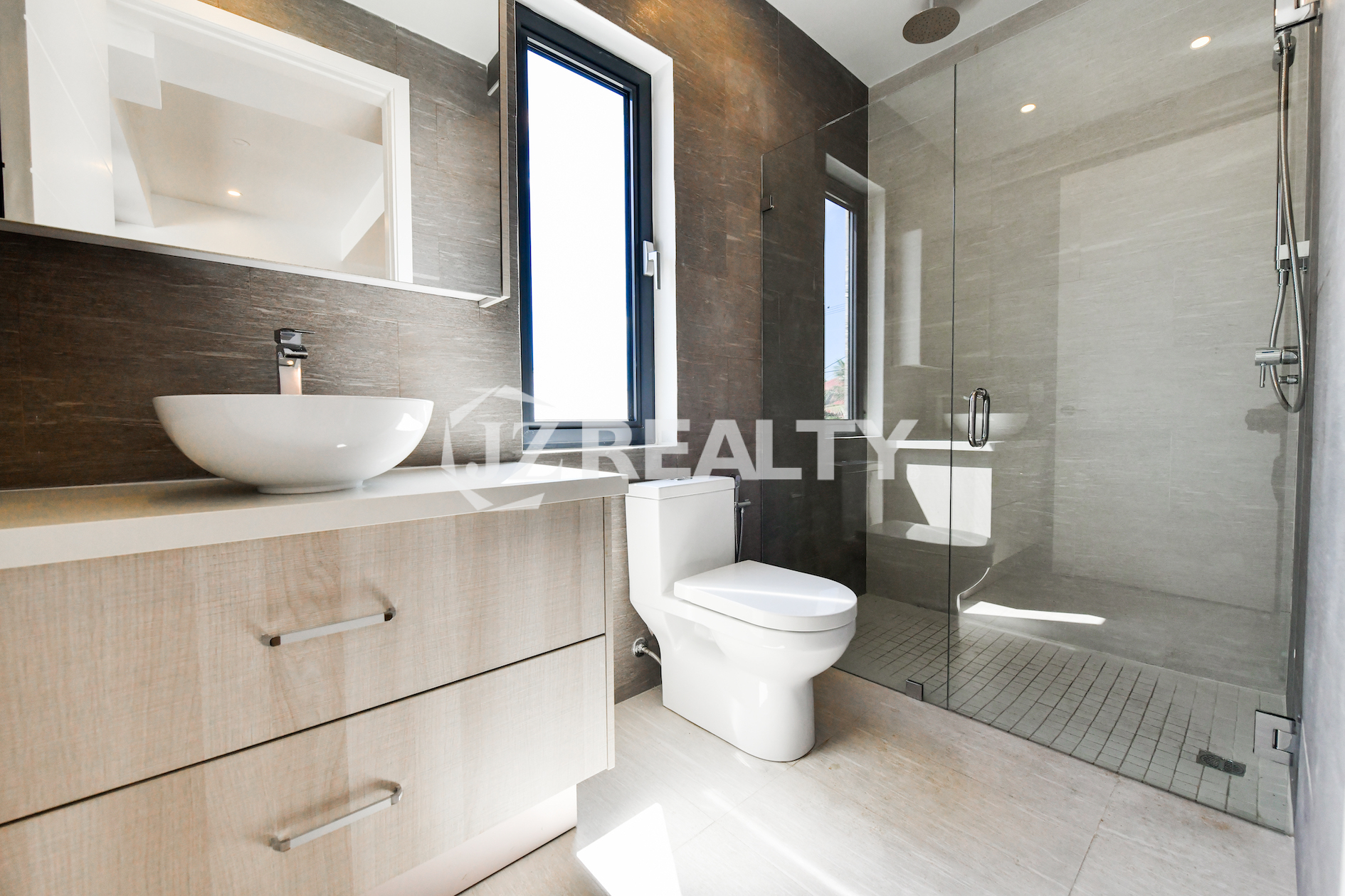 Luxury bathroom with premium finishes and a spacious layout in Coral Shell Condo 1H, Aruba.