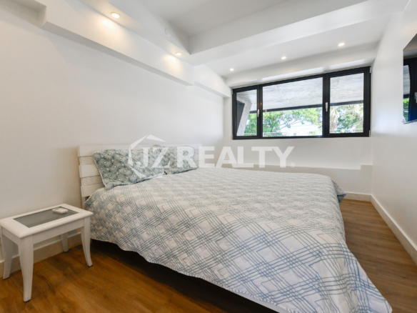 Spacious master bedroom with modern furnishings in Coral Shell Condo 1H, Oranjestad, Aruba.