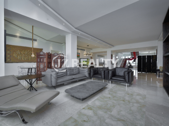 Stylish and spacious lounge area with luxury seating at Coral Shell Penthouse B, Aruba.