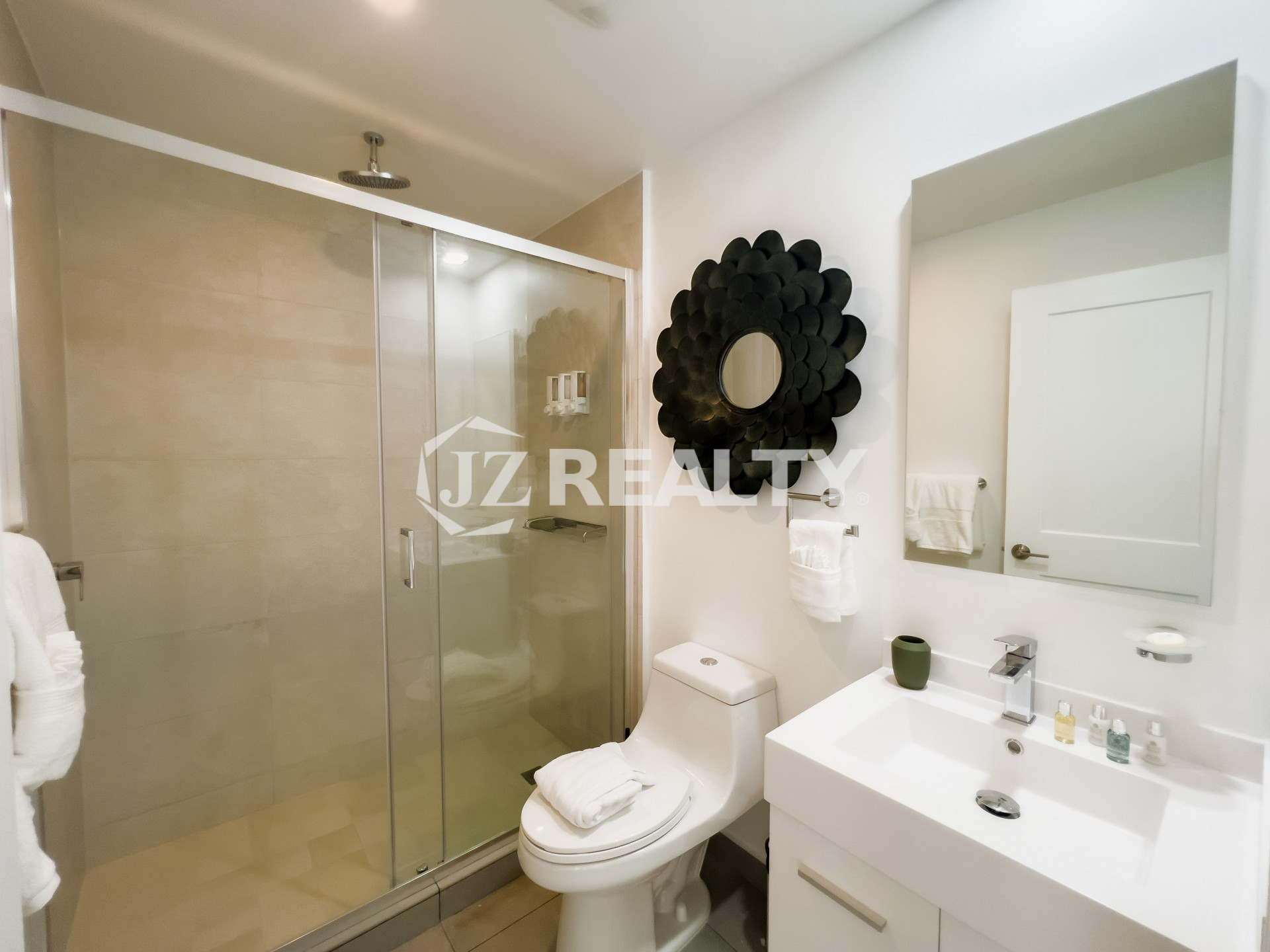 Condo 604 Harbour House 3-Bed Bathroom Area View
