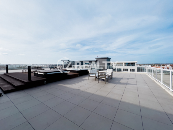 Condo 604 Harbour House 3-Bed Building terrace