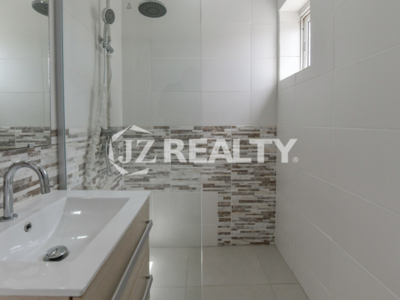 Townhouse 1B Napa Valley Residences 3-bed Bathroom Side View