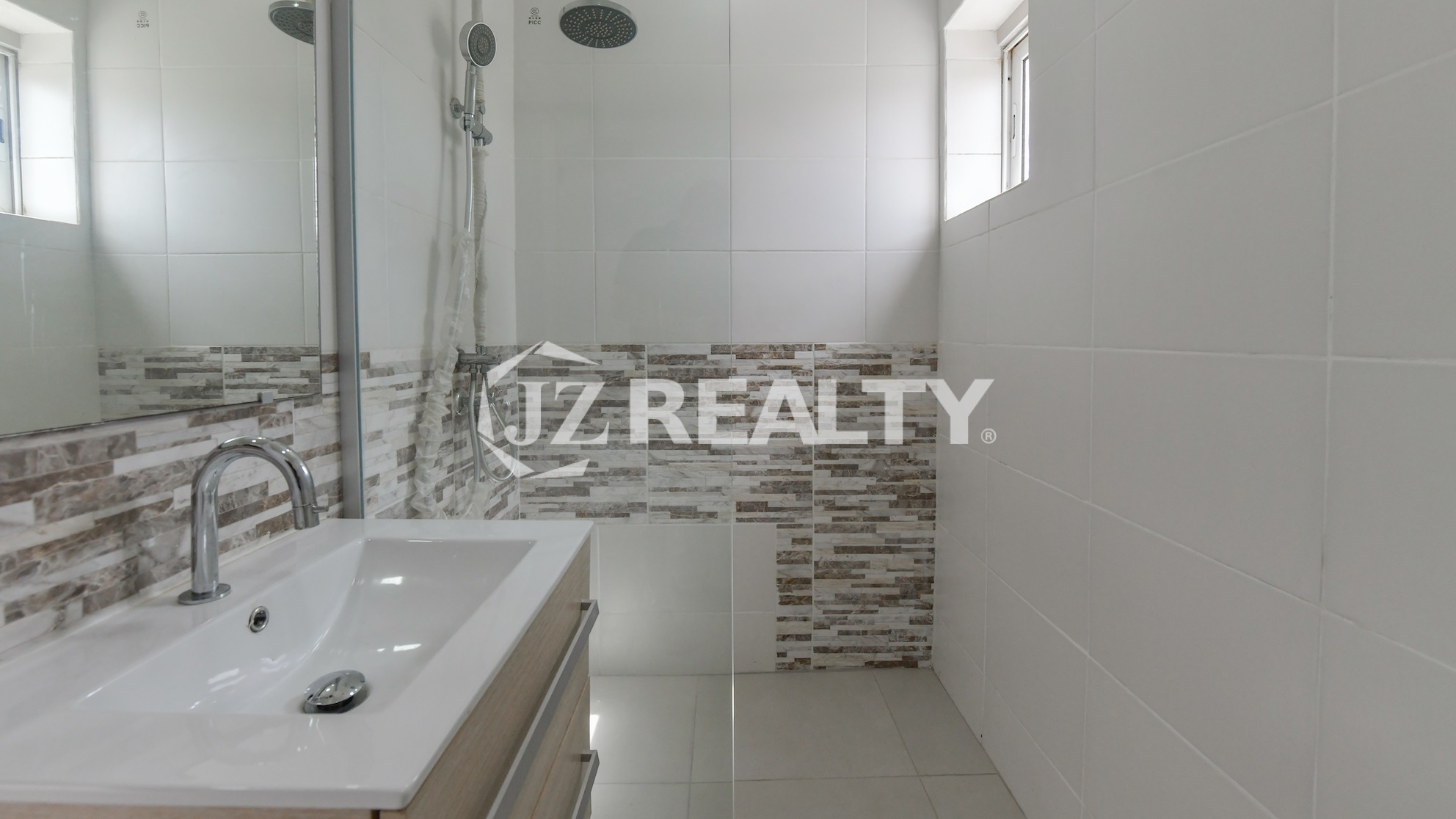 Townhouse 1B Napa Valley Residences 3-bed Bathroom Side View