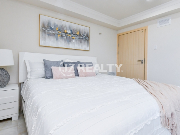 condo 317 second bedroom featuring white nightstand and decorative lamp