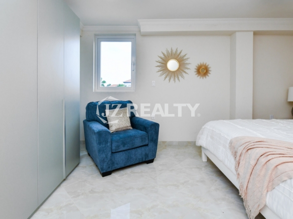 condo 215 second bedroom with blue accent chair & seating area