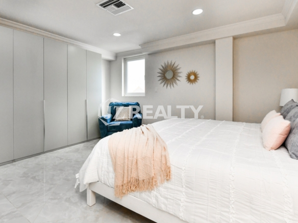 condo 315 second bedroom full room view with closets and seating