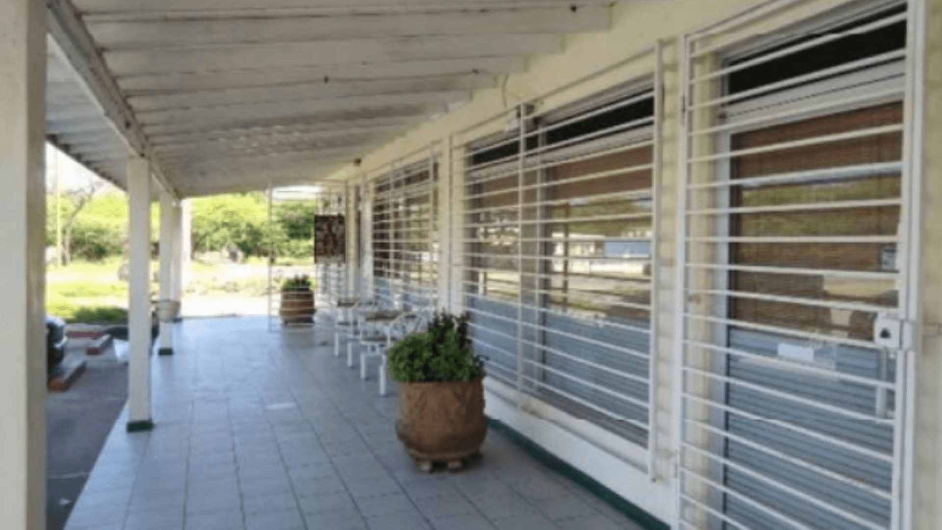 Commercial 69 Bubali exterior corridor area