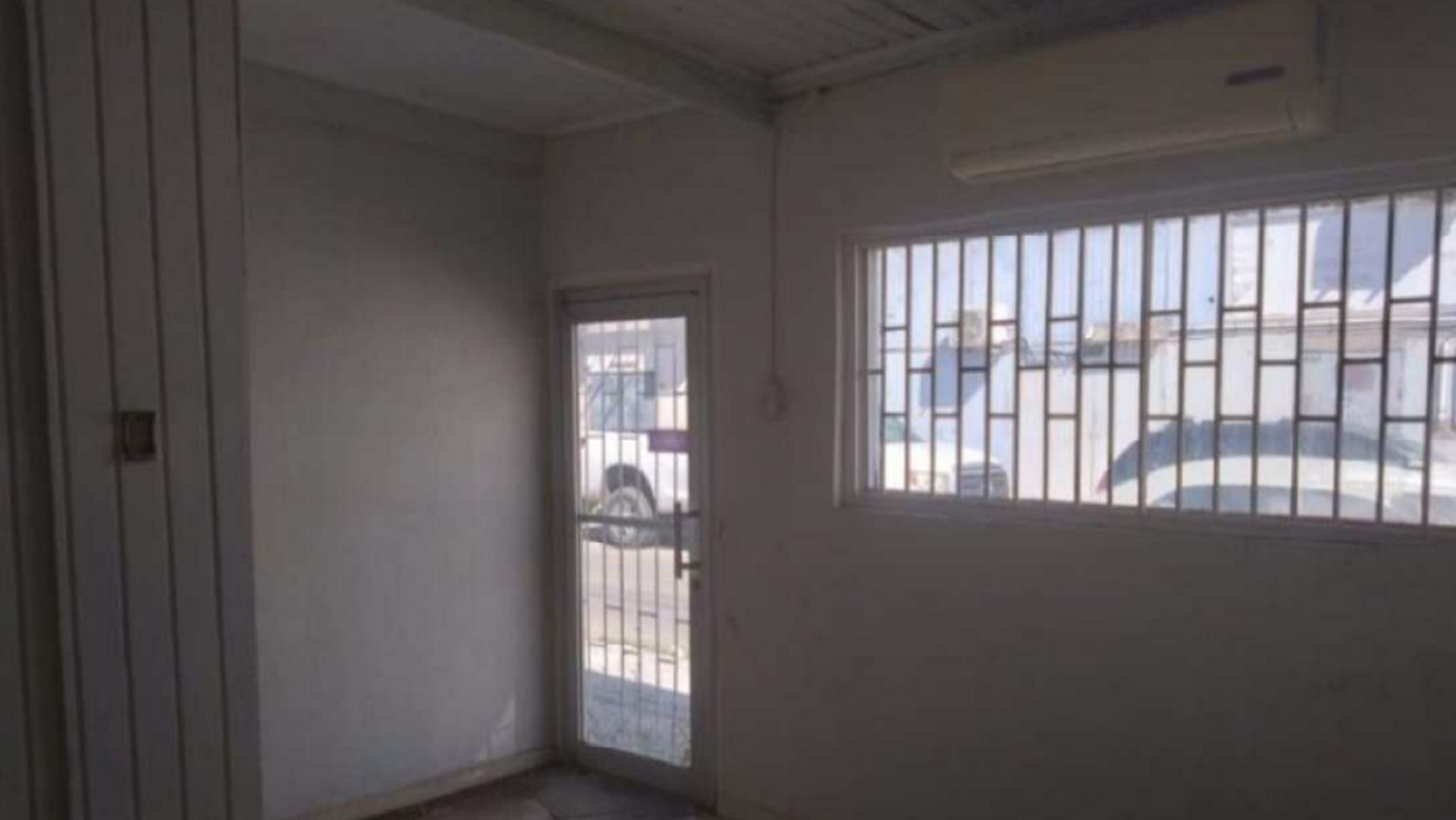 Nieuwstraat Commercial Building 14-B store entrance