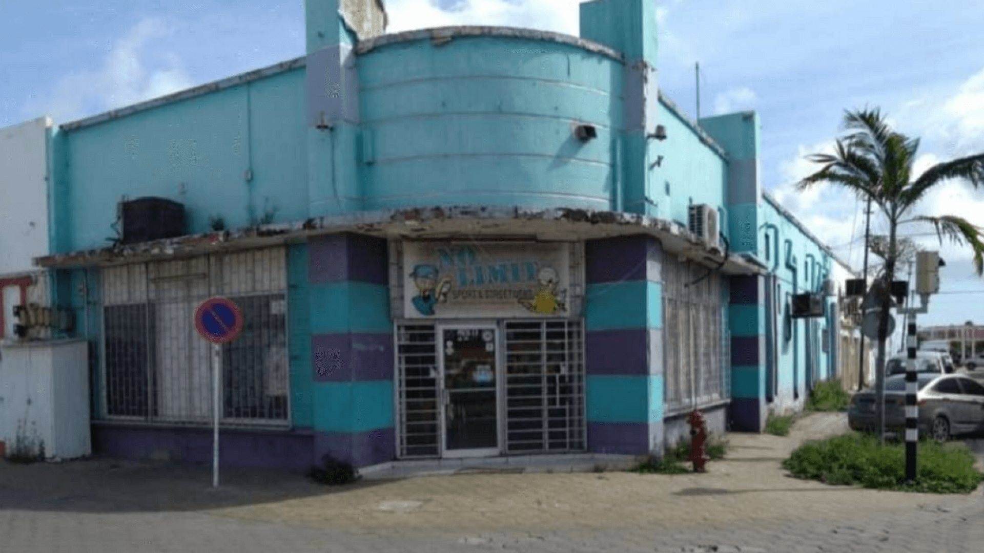 commercial building 34-B Exterior building view