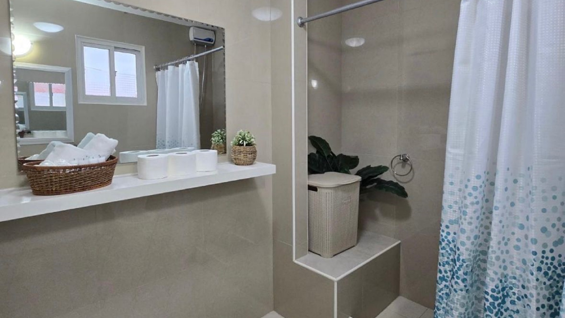 Condo 1 Rooi Santo Residence Morden Bathroom with shower Area