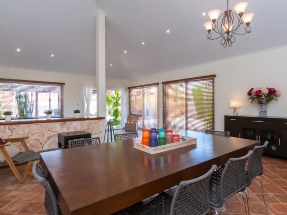 Villa 5-Bedrooms dining area