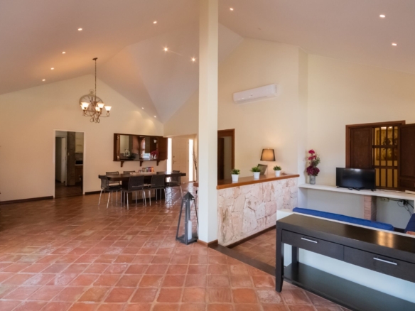 Villa 5-Bedrooms inside living room