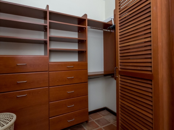 Villa 5-Bedrooms store area