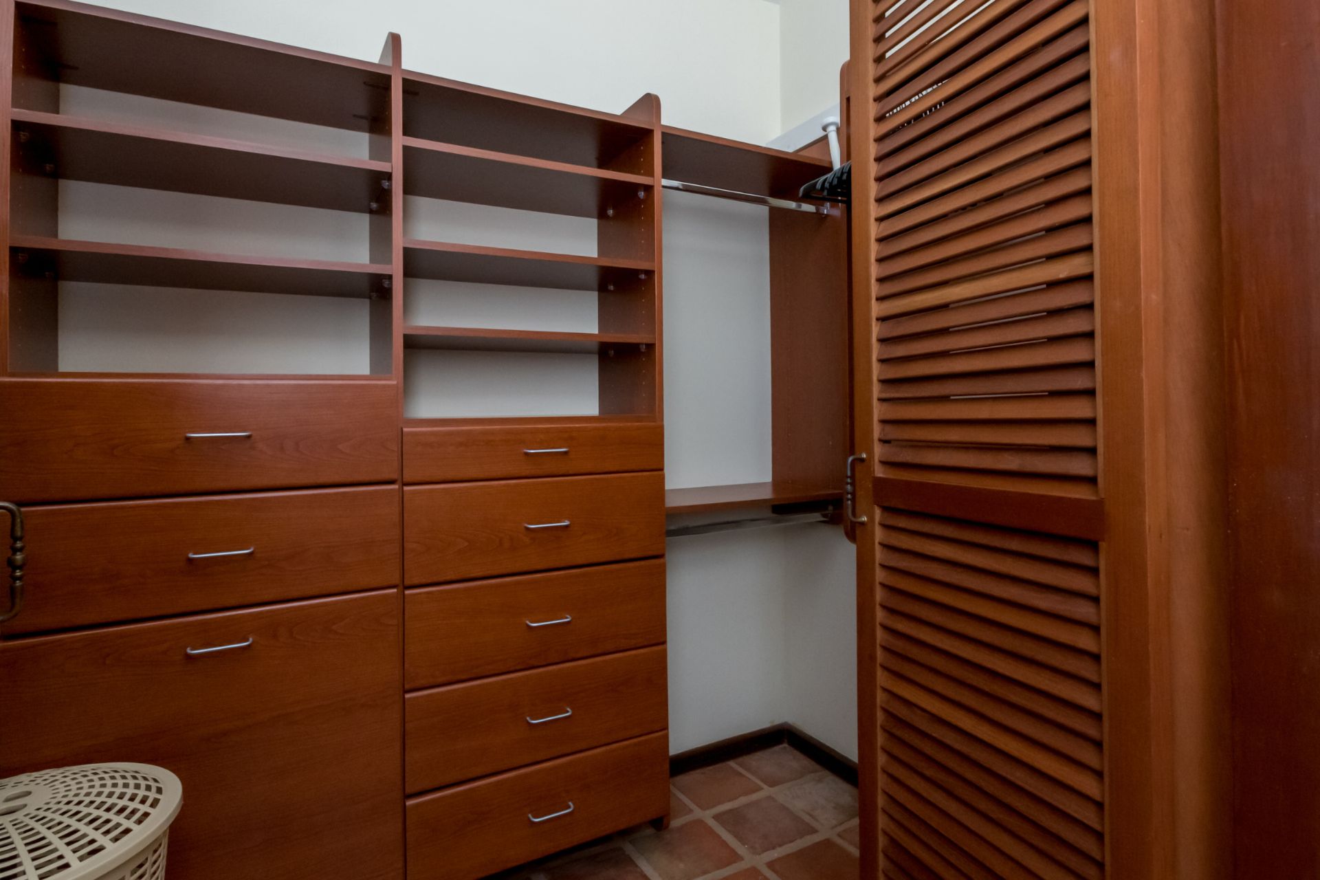 Villa 5-Bedrooms store area