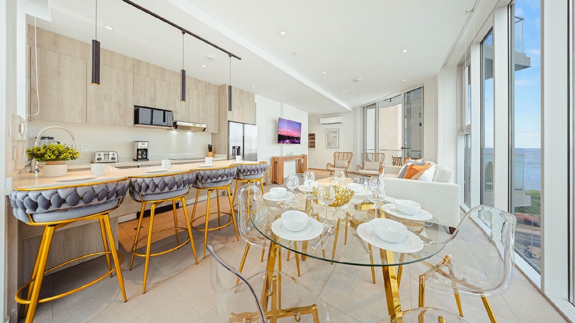 condo Reef6C dining area