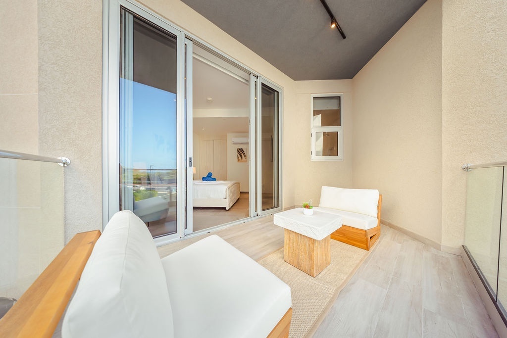 Master bedroom with king size bed at Reef 2B oceanfront condo Aruba