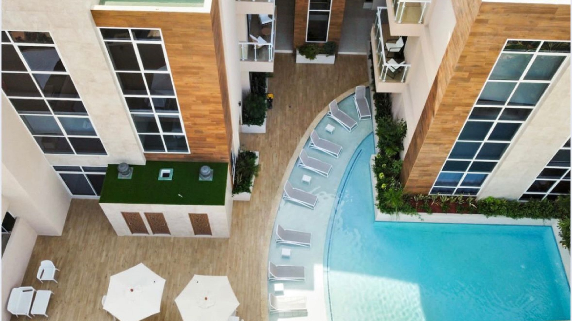 2-bedroom-oasis-at-aracari-pool-courtyard-aerial-view-aruba-real-estate-for-sale Aerial view of the pool courtyard at the 2-Bedroom Oasis at Aracari in Aruba featuring lounge chairs