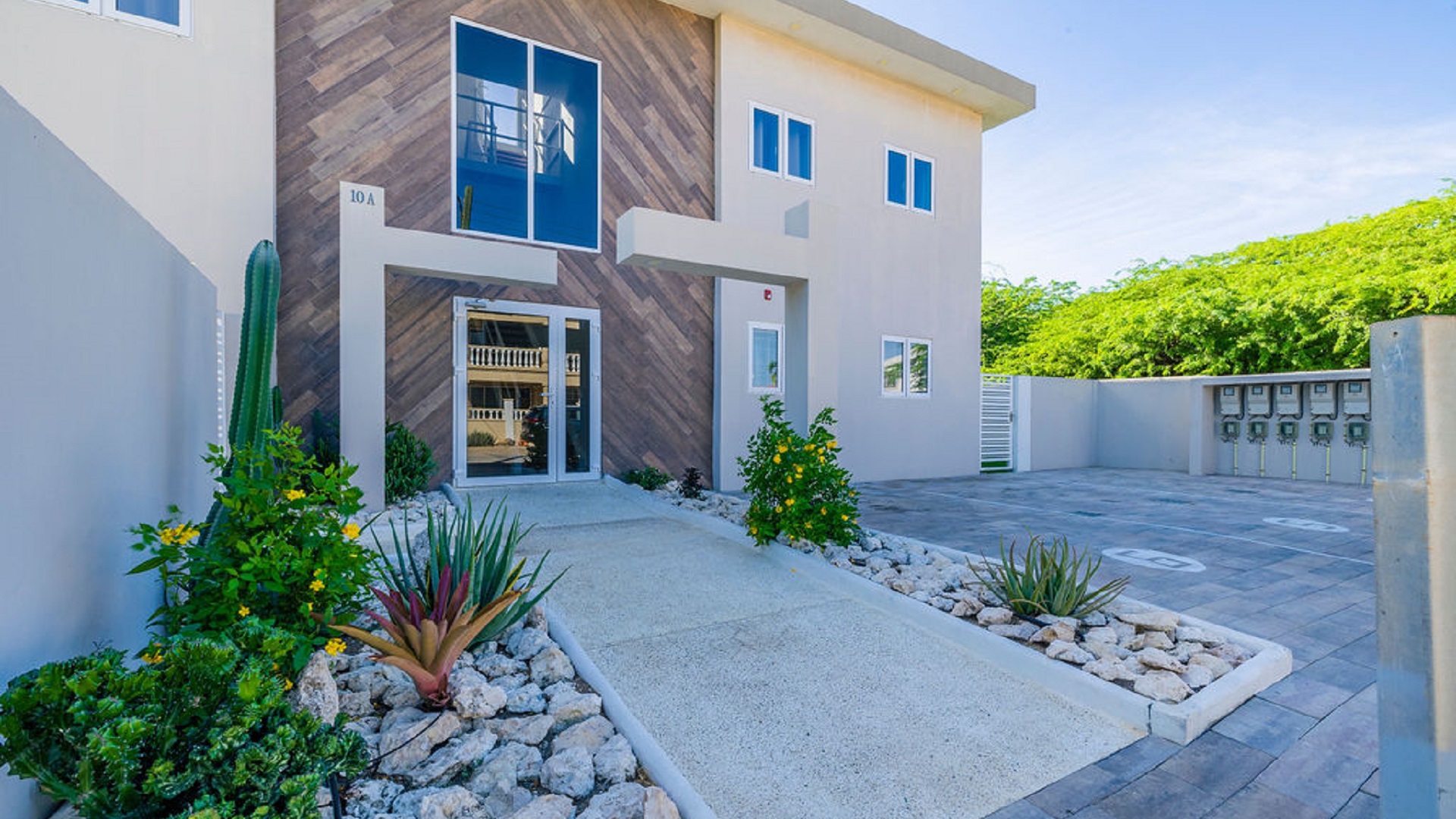 Front entrance of the Summerside 2-bedroom condo property in Rooi Santo, Aruba