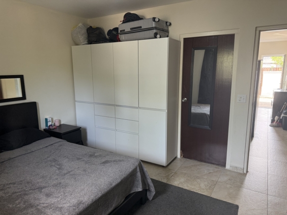 Bedroom featuring a wardrobe and sleeping area in the Alto Vista 26 W apartment.