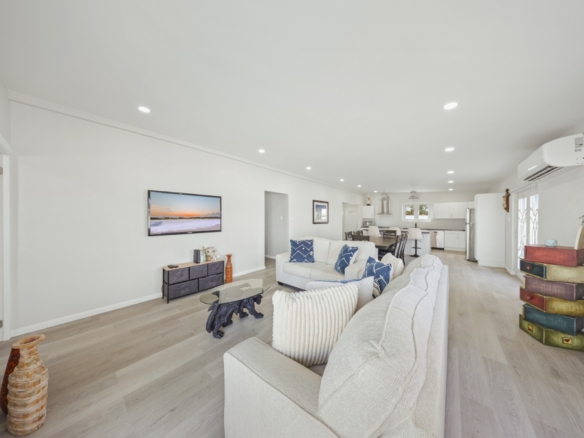 Open-concept living room with seating area and views toward the kitchen at Pos Abao 10 F villa in Noord, Aruba.