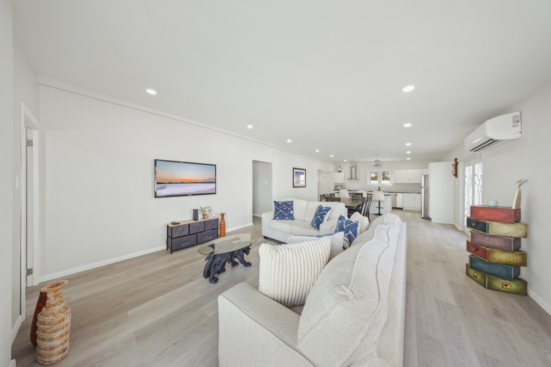 Open-concept living room with seating area and views toward the kitchen at Pos Abao 10 F villa in Noord, Aruba.