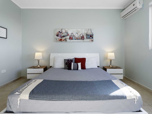 Furnished primary bedroom with king-size bed at LeVent Townhouse 13 in Eagle Beach, Aruba