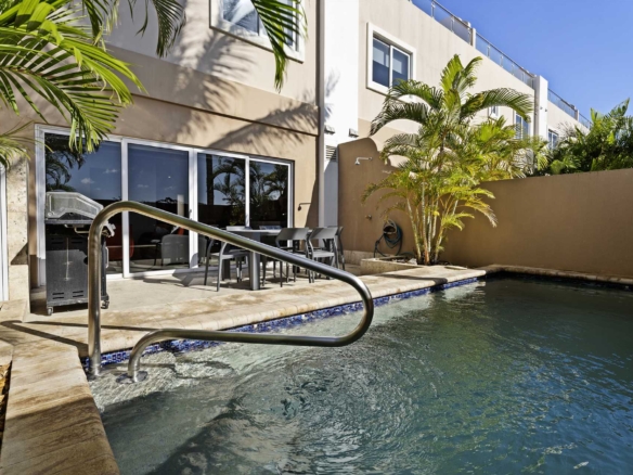 Private plunge pool and outdoor patio at LeVent Townhouse 13 in Eagle Beach, Aruba