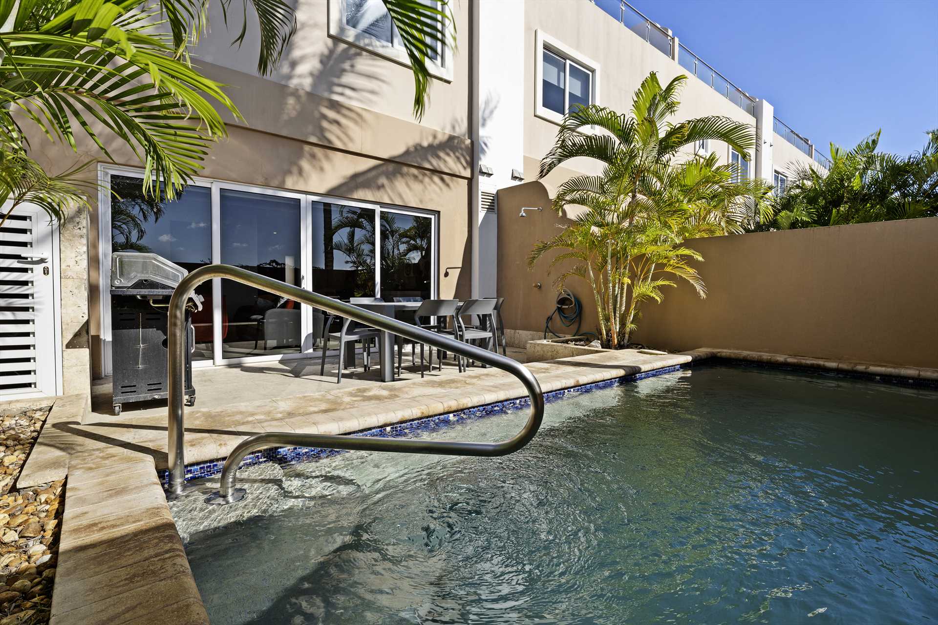 Private plunge pool and outdoor patio at LeVent Townhouse 13 in Eagle Beach, Aruba